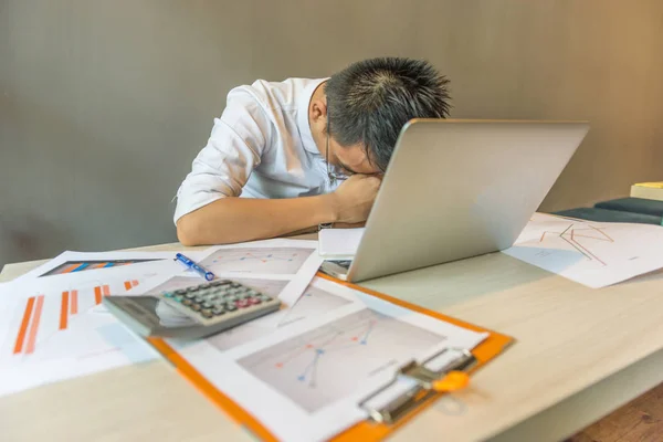 Freelancer exausto trabalhando em laptop e documento financeiro — Fotografia de Stock