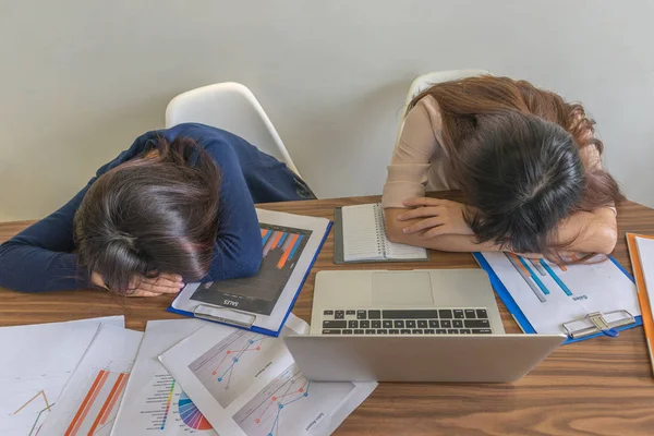 Duas meninas de escritório dormindo na mesa de trabalho — Fotografia de Stock