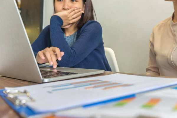 Mulher asiática concentrar na tela do laptop ao lado do documento gráfico — Fotografia de Stock