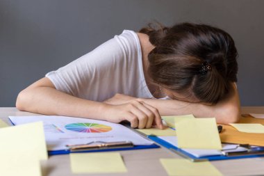 Masada uyuyan yorgun kadının yakın fotoğrafını çek.