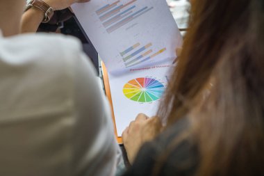 Finans raporunu okuyan genç iş adamları