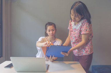 Genç iş kadını meslektaşına mali raporu gösterdi.