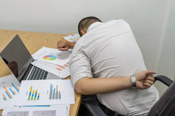 Giovane uomo che soffre di mal di schiena in ufficio — Foto Stock