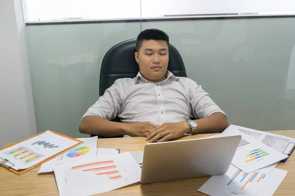 Asyalı bir adam iş ofisinde uyuyor. — Stok fotoğraf
