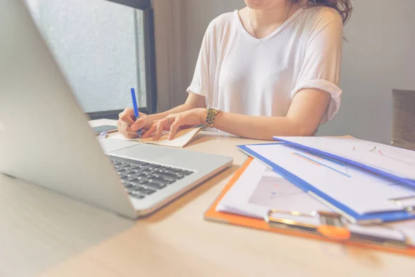 Primer plano de la mujer joven nota de escritura a mano — Foto de Stock