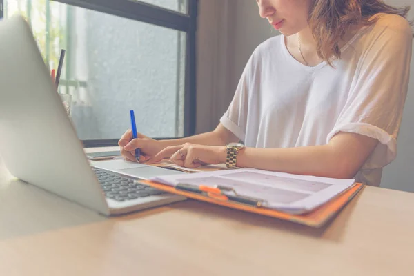 Escritura a mano de la mujer en el documento del informe financiero — Foto de Stock