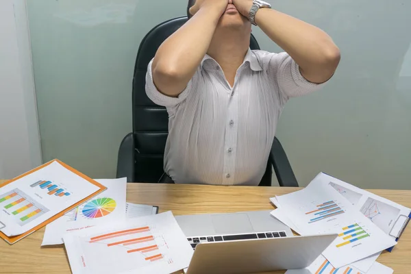 Uomo d'affari si sente troppo stressato ed esausto perché — Foto Stock