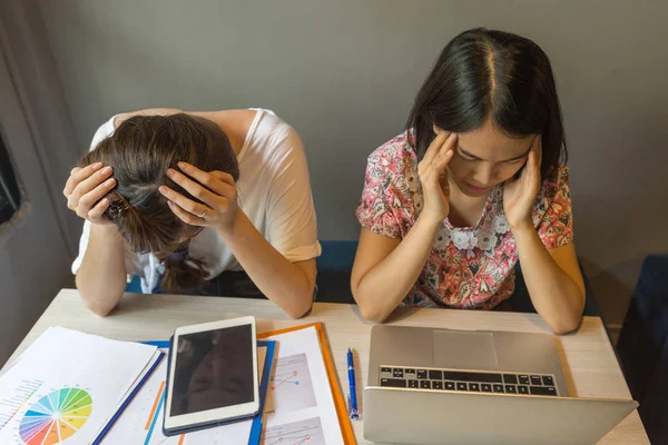 Empresárias frustradas sentem dor de cabeça e cansadas de problemas financeiros — Fotografia de Stock