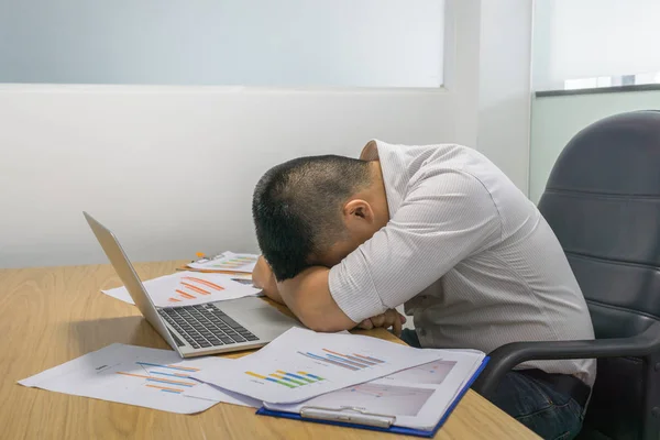 Asiatischer Geschäftsmann müde und erschöpft nach Arbeit unter hohem Druck — Stockfoto