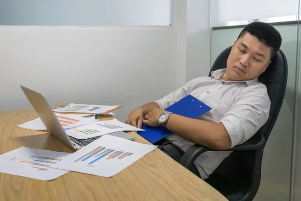 Asyalı işletme müdürü ofiste uyuyor. — Stok fotoğraf