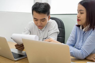 Ofis çalışanı raporda mali sayıyı tartışıyor