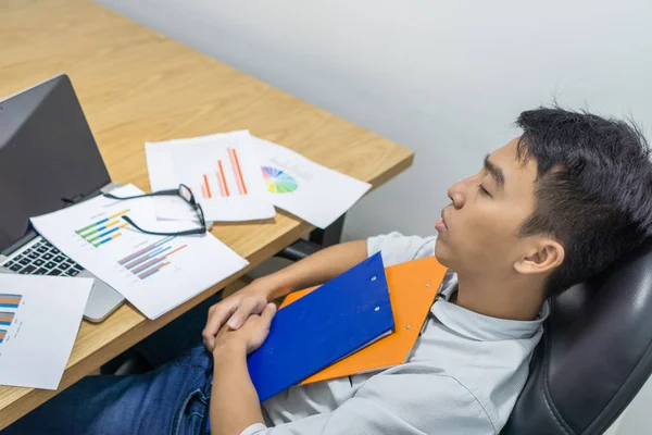 Γραφείο άνθρωπος κοιμάται με οικονομικές εκθέσεις στο τραπέζι — Φωτογραφία Αρχείου