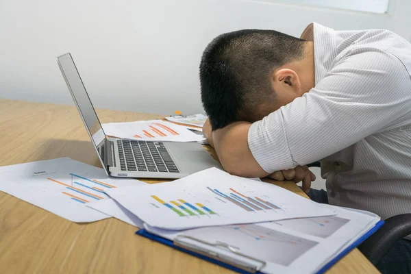 Cansado homem de escritório tendo cochilo curto no local de trabalho — Fotografia de Stock
