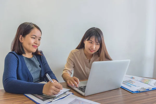 Asiática asesores financieros femeninos utilizando ordenador portátil y teniendo discusión de negocios — Foto de Stock