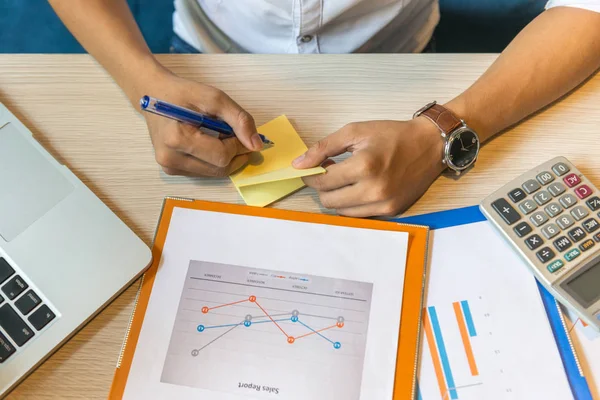 Primer plano de la escritura humana a mano en una nota adhesiva — Foto de Stock