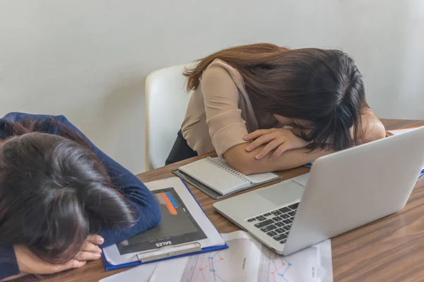 Mulheres de negócios asiáticas sobrecarregadas e cansadas — Fotografia de Stock