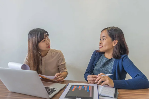 Dos mujeres comparten nuevas ideas sobre el proyecto empresarial en el lugar de trabajo — Foto de Stock