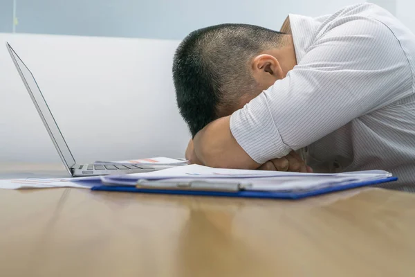 Giovane uomo d'affari faccia in giù sulla scrivania in sala riunioni — Foto Stock