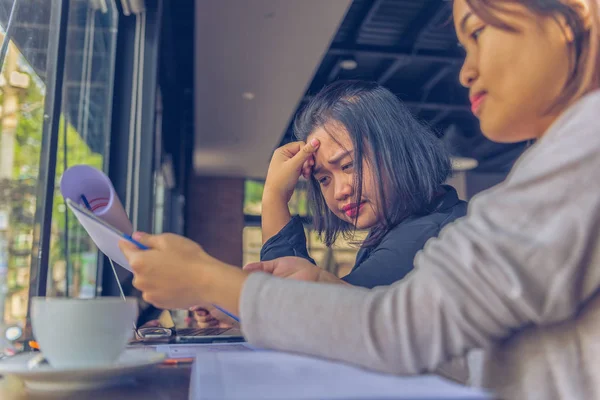 Asiatico donna sentire stressato durante business discussione con partner — Foto Stock