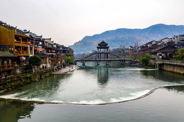 Ampla vista da bela cidade antiga de Fenghuang na China — Fotografia de Stock