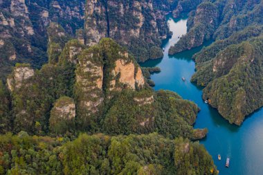 Çin 'deki Baofeng Gölü' nün havasından güzel bir dağ manzarası.