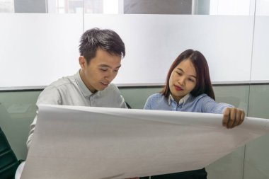 İş ekibi proje planı çizim kağıdını tartıştı