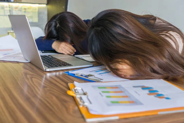 Meninas cansadas colocar o rosto para baixo na mesa — Fotografia de Stock
