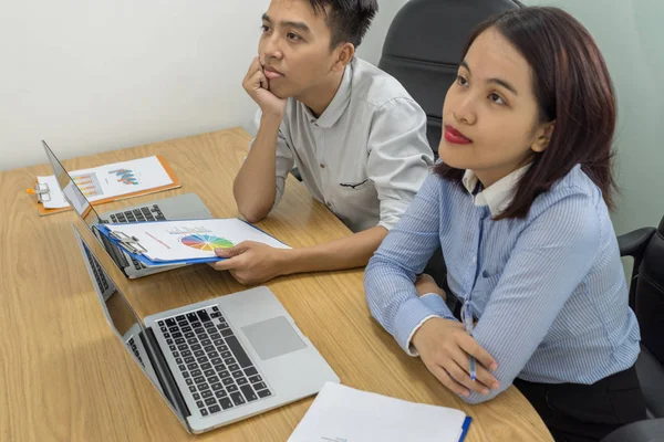 Dos empleados de negocios asiáticos en la sala de reuniones — Foto de Stock