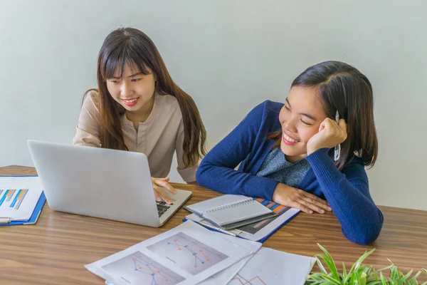 Dos damas felices compartiendo broma durante el descanso en la oficina — Foto de Stock