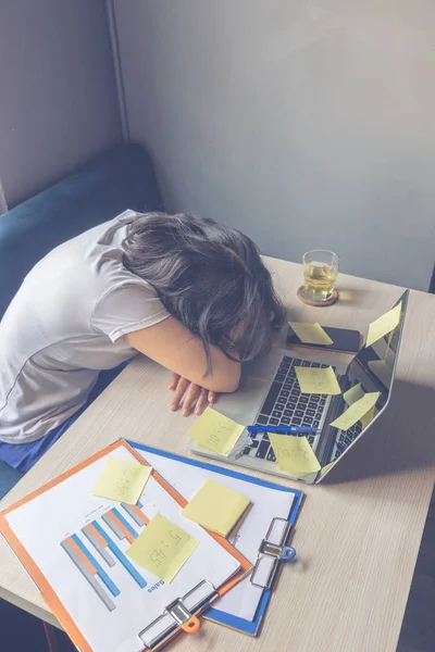 Уставшая женщина чувствует усталость и стресс из-за финансового документа — стоковое фото