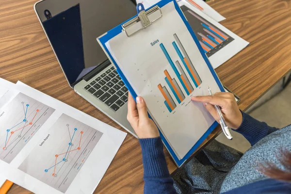 Manos de mujer señalando el informe financiero — Foto de Stock