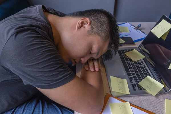 Jovem freelancer adormecer no laptop no local de trabalho desorganizado — Fotografia de Stock