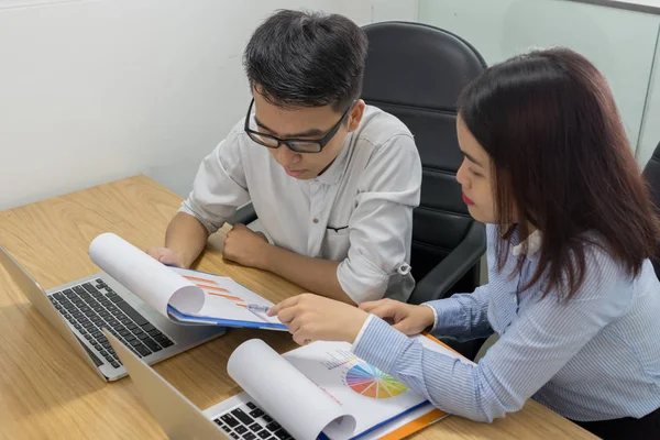 Oficinistas leyendo documentos financieros en la oficina — Foto de Stock