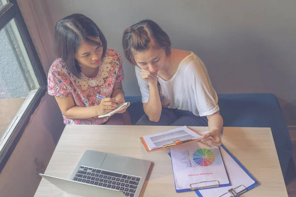 Mujer joven muestra los datos del informe de ventas a su pareja — Foto de Stock