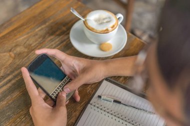Cep telefonundaki erkek el mesajının fotoğrafını kapat