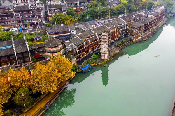 Ângulo aéreo bonito de Fenghuang cidade antiga ao lado do rio TuoJiang — Fotografia de Stock