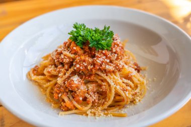 Maydanozla süslenmiş kıymalı spagetti. 