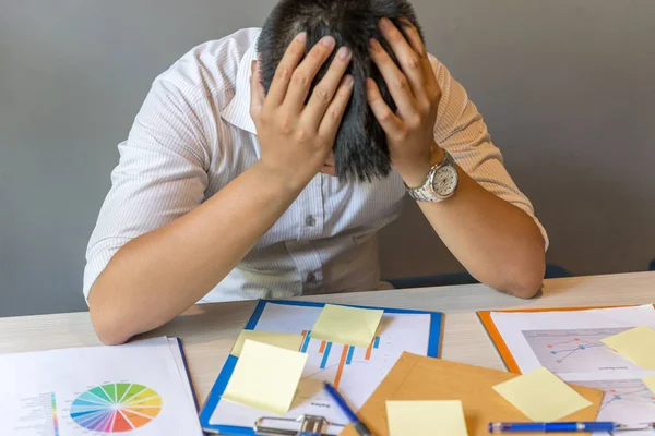 Бизнесмен чувствует стресс и усталость от финансовых проблем — стоковое фото