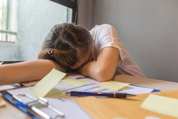 Cansado mulher escritório dormindo no local de trabalho — Fotografia de Stock