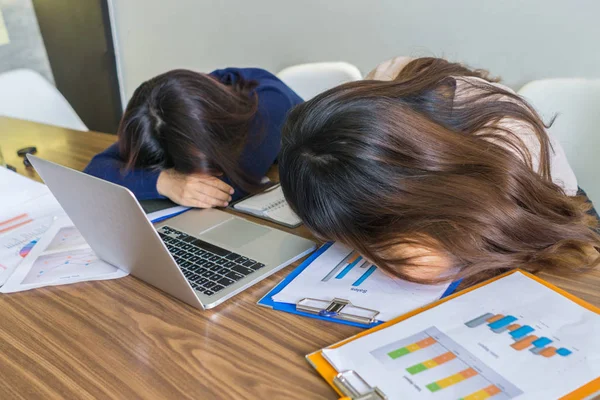 Asijští zaměstnanci cítí únavu a frustraci — Stock fotografie
