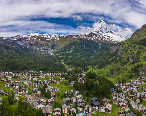 Belas paisagens aéreas no Vale do Zermatt e no pico de Matterhorn, Suíça — Fotografia de Stock
