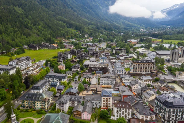 Paisagem de aldeia e cidade no belo vale de Chamonix — Fotografia de Stock