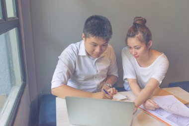 Ofiste birlikte çalışan iş ekibi.