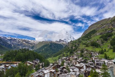 Sabah Zermatt Vadisi ve Matterhorn Tepesi 'nde hava manzarası