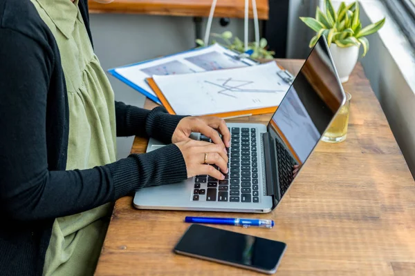 Primer plano de las manos de la mujer escribiendo portátil en la mesa rústica de la oficina — Foto de Stock