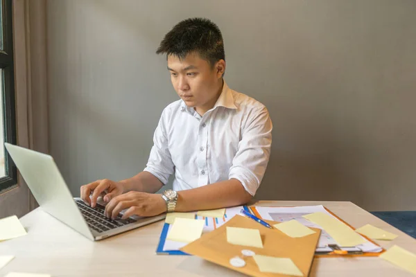 Νέοι επιχειρηματίες που εργάζονται σε laptop και ανάγνωση οικονομική έκθεση — Φωτογραφία Αρχείου