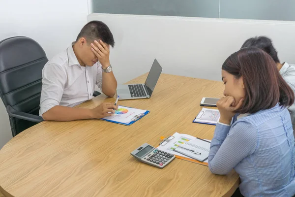 Manager che ha mal di testa quando si unisce incontro finanziario con il suo compagno di squadra — Foto Stock