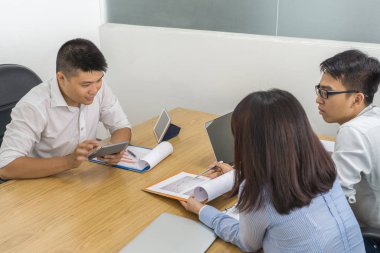  Üç işletme çalışanı mali belge hakkında görüştü