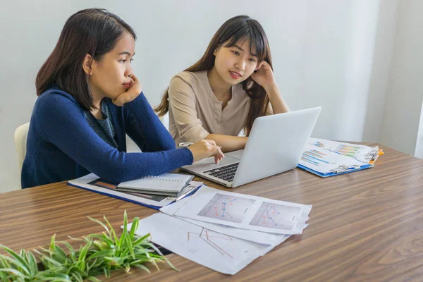 Dos asiático oficina dama usando computadora y teniendo negocio discusión — Foto de Stock