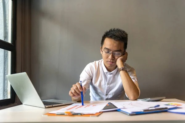Hombre frustrado sentado en el escritorio con el ordenador portátil y el documento — Foto de Stock